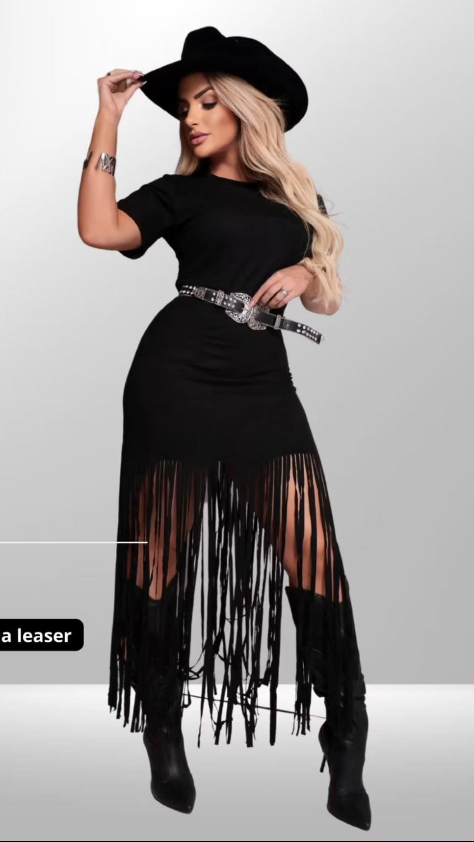 Modelo com vestido de franjas da coleção feminina