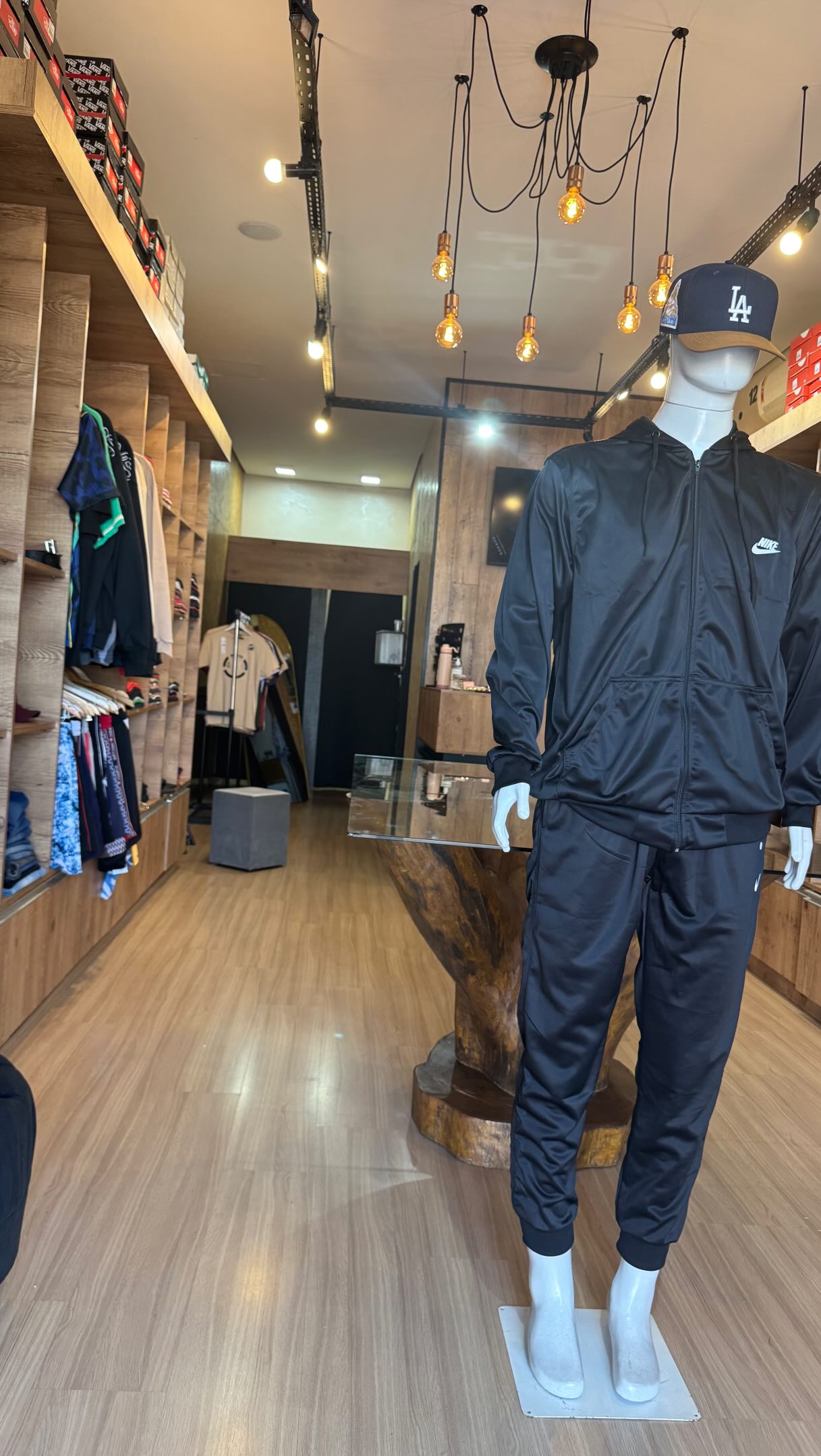 Conjunto masculino exposto na loja